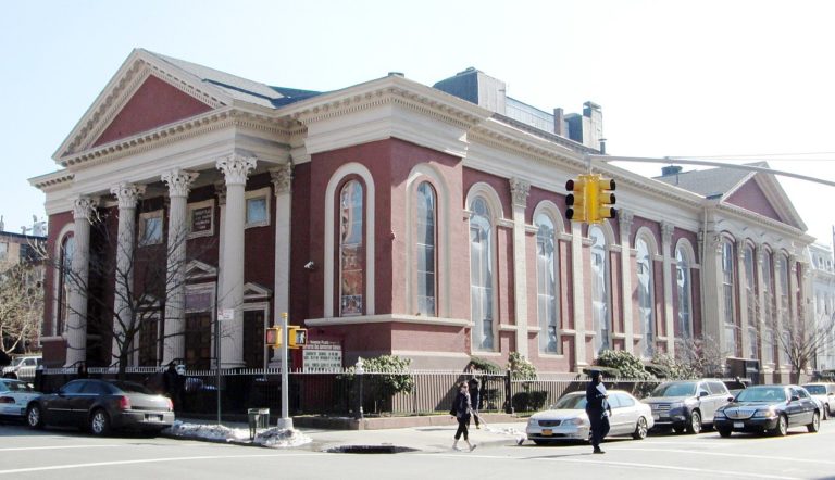 Une église de type colonial fait le coin d'une avenue à New York