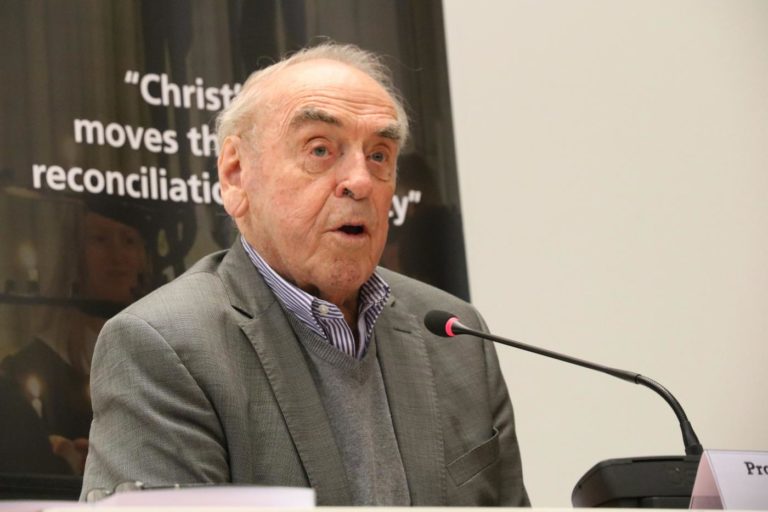 Jurgen Moltmann parle devant un micro