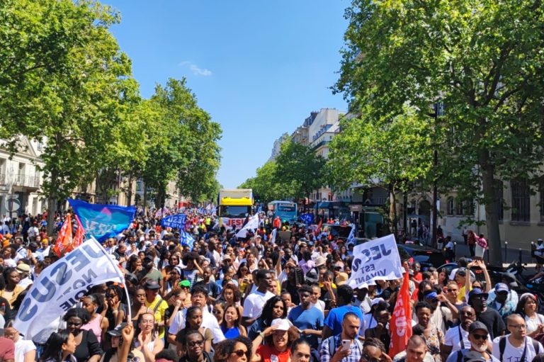 Des milliers de personnes marchent pour Jésus avec des drapeaux