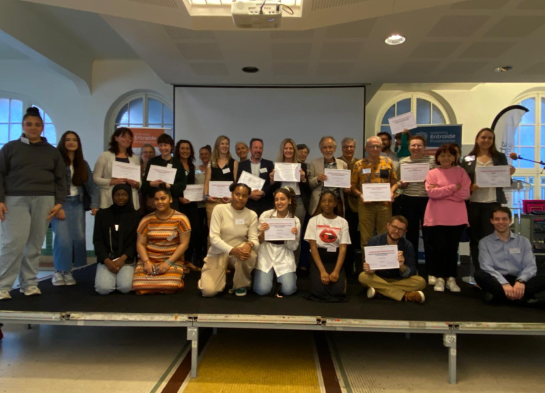 Les 14 lauréats du prix Charles Gide sur une petite scène