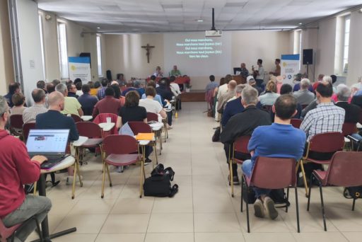 Vue de la salle du synode de l'UNEPREF avec les délégués des Eglises assis regardant vers la scène