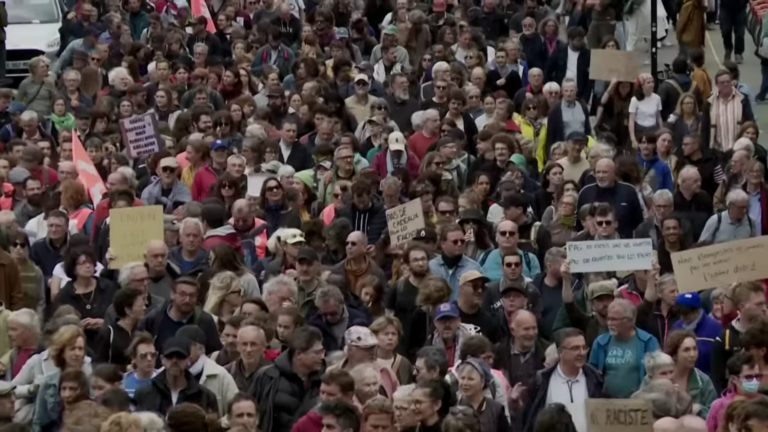 une foule très serrée de centaines de manifestants