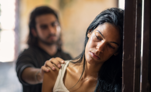 Un homme tente de faire revenir vers lui sa femme qu'il vient tout juste de battre a priori
