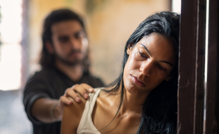 Un homme tente de faire revenir vers lui sa femme qu'il vient tout juste de battre a priori