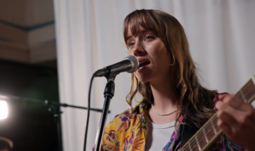 Hannah Renz chante avec sa guitare