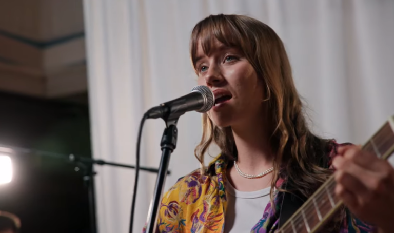 Hannah Renz chante avec sa guitare