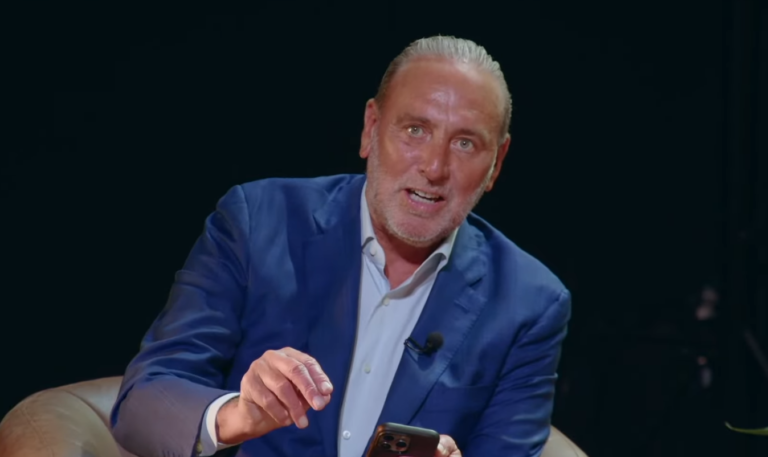 Brian Houston s'adresse au public depuis une scène. Il regarde au loin et semble rêver à quelque chose.