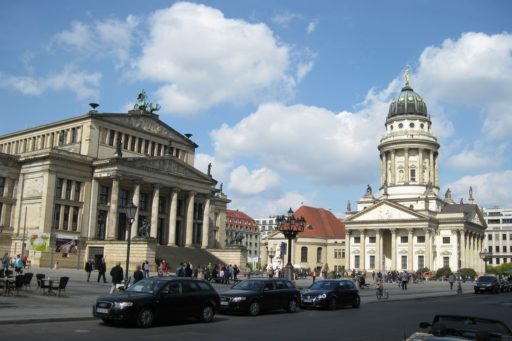 Vue extérieure de la Cathédrale française de Berlin, reconnaissable à son Dôme