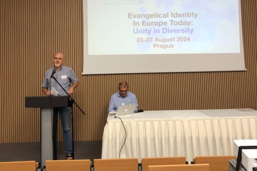 Le président de la commission théologique de l'Alliance évangélique espagnole s'exprime debout sur scène lors de la conférence du Cercle des théologiens évangéliques européens