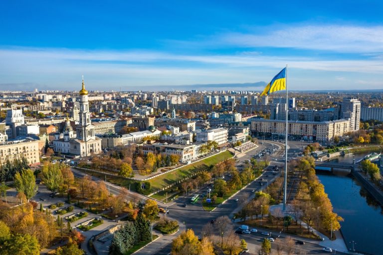 Vue aérienne de Kharkiv avec un drapeau ukrainien et l'Eglise orthodoxe