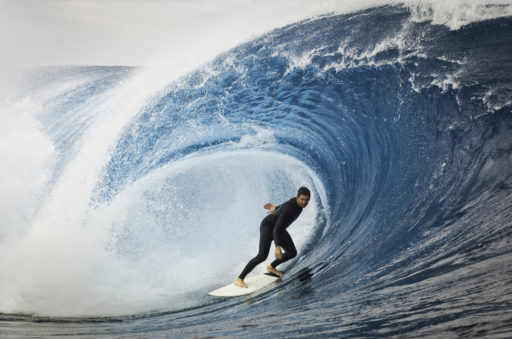 Un surfeur au creux d'une grosse vague