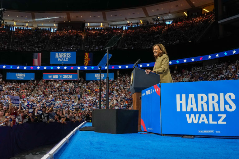 Kamala Harris est à la tribune à la convention démocrate d'aout.