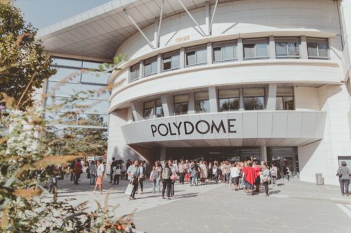 Des dizaines de femmes entre dans le Polydome de Clermont-Ferrand, un gros bâtiment aux formes arrondies.
