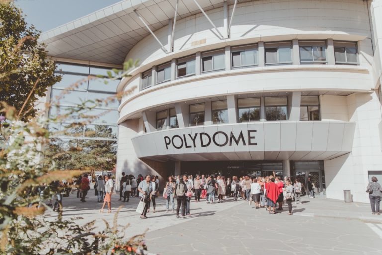 Des dizaines de femmes entre dans le Polydome de Clermont-Ferrand, un gros bâtiment aux formes arrondies.