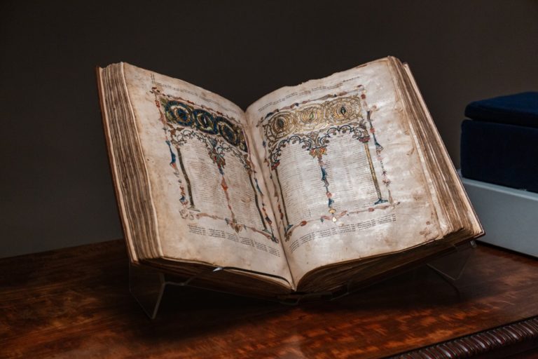 Une Bible ancienne ouverte sur des pages décorés