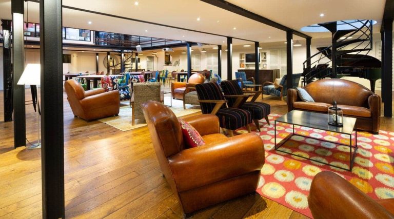 Une salle de culte avec des fauteuils et canapés