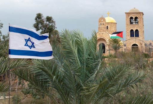 Les drapeaux d'Israël et de la Jordanie avec en fond l'Eglise Saint-Jean-Baptiste