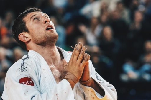 Nemanja Majdov avec son kimono les mains jointes et les yeux vers le ciel