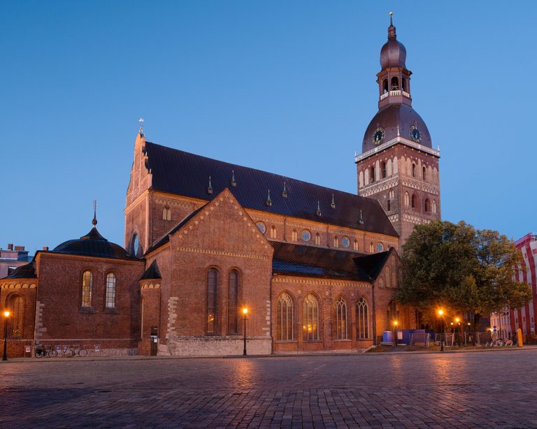 la cathédrale de Riga, capitale de la Lettonie, au crépuscule
