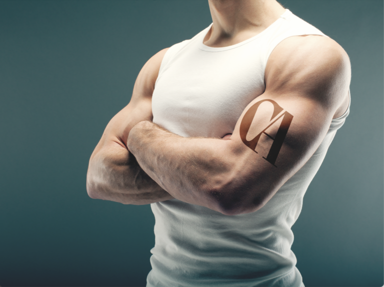 Homme musclé avec un logo Christianisme Aujourd'hui tatoué sur le bras