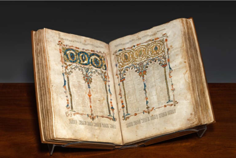 La Bible hébraïque Shem Tov ouverte