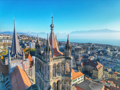Photo en hauteur de la cathédrale de Lausanne