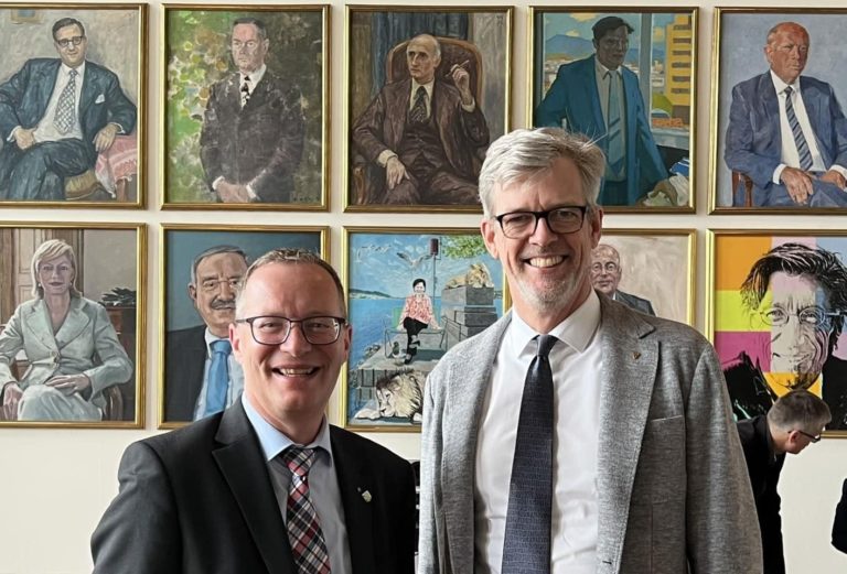 Walter Schönholzer et Anders Stokholm avec en arrière plan la galerie de portraits des présidents du gouvernement zurichois