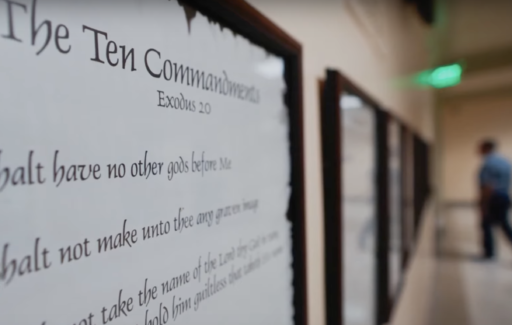 les dix commandements affichés dans un couloir, en anglais