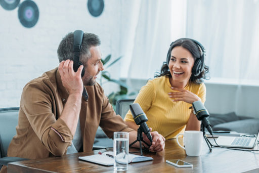 un homme et une femme parlent dans le cadre d'un podcast