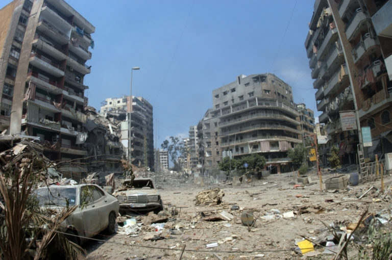 Un quartier d'immeubles à Beyrouth bombardé