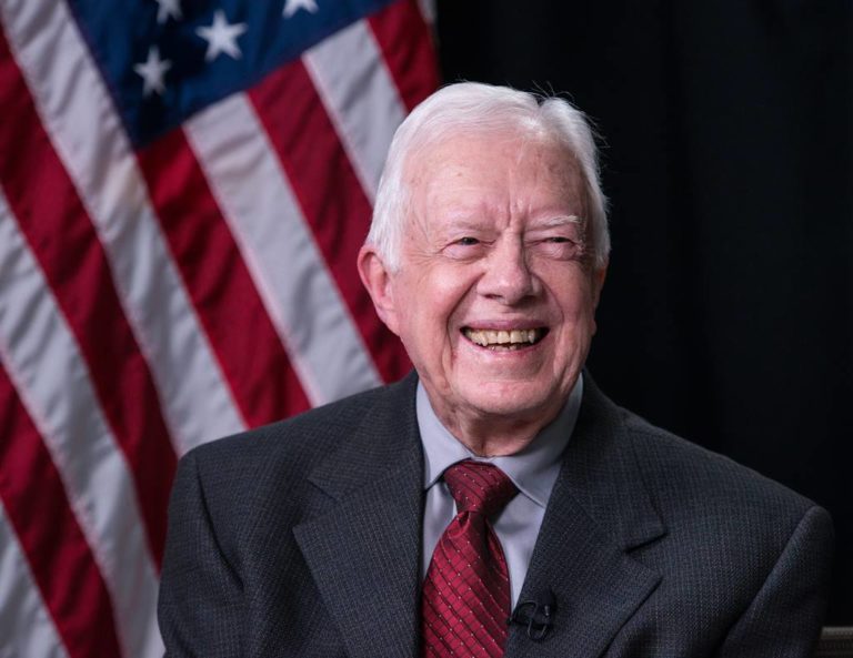 Jimmy Carter avec un drapeau des Etats-Unis en fond