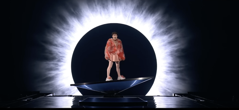 Nemo, vainqueur de l'édition 2024 de l'Eurovision, se tient sur la scène à la fin de sa performance