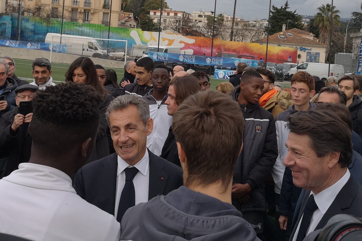 Nicolas Sarkozy entouré de plein de personnes lors de l'inauguration d'un parc de la ville de Nice, à ses côtés le maire de la ville Christian Estrosi