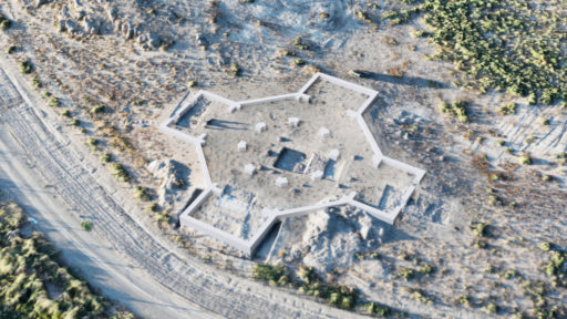 Vue aérienne des vestiges archéologiques d'une église du 4e siècle de forme octogonale