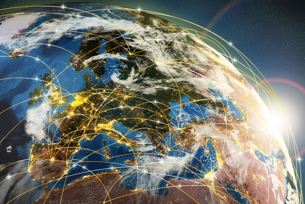 Le globe terrestre, vu de l'espace, avec des connexions internationales symbolisée par un réseau lumineux