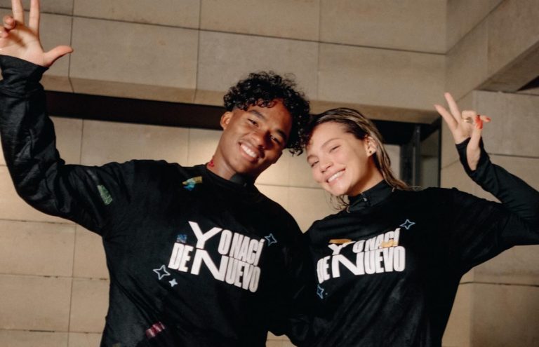 Le footballeur Endrick et sa femme, encore mouillés après leur baptême, portent un t-shirt noir où il est marqué en blanc "Je suis né de nouveau"