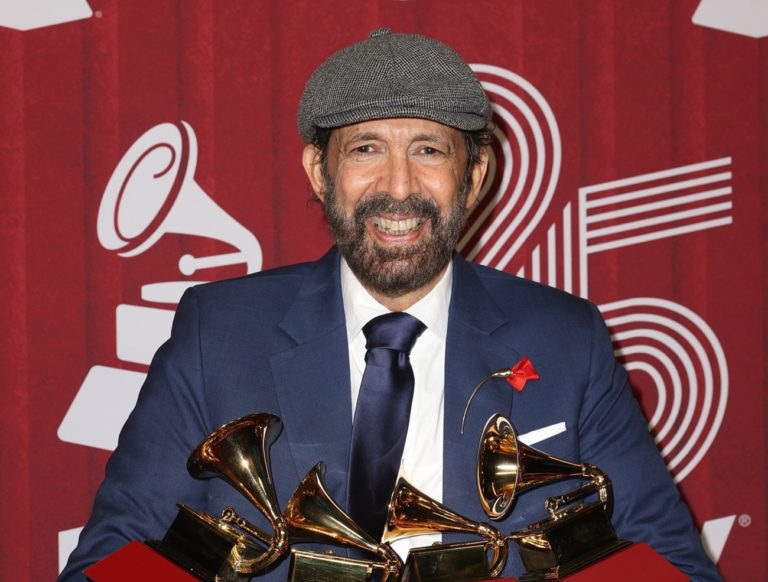 Juan Luis Guerra portent dans ses mains ses quatre trophées