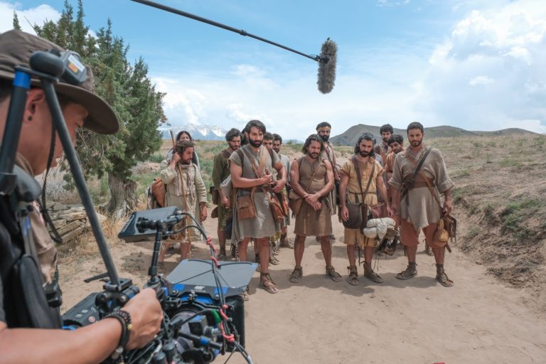 Un caméraman tient une caméra et filme les acteurs de la série The Chosen
