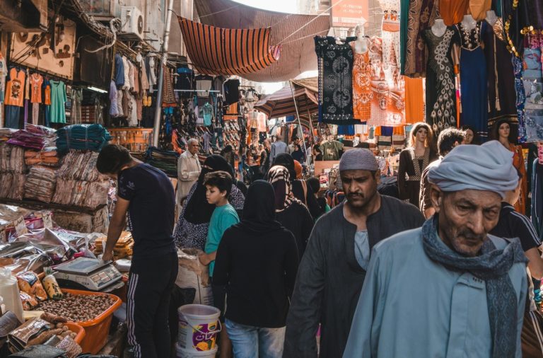 Des gens déambulent dans un marché du Caire