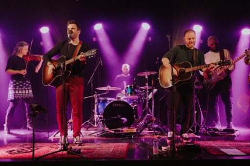 Sébastien Demrey et Jimmy Lahaie jouent de la guitare sur scène