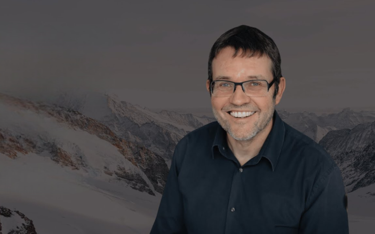 Jean-Luc Ziehli avec un fond d'écran de montagnes enneigées