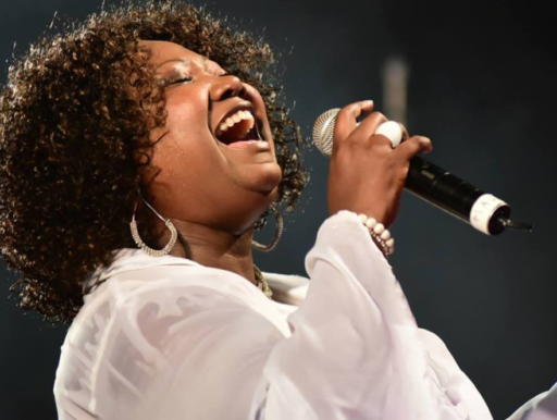 Maggie Blanchard chante sur scène