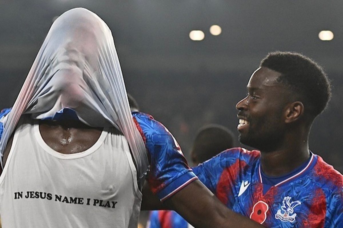 Marc Guehi regarde son coéquipier qui a soulevé son maillot et laisse apparaître le message "Je joue dans le nom de Jésus"