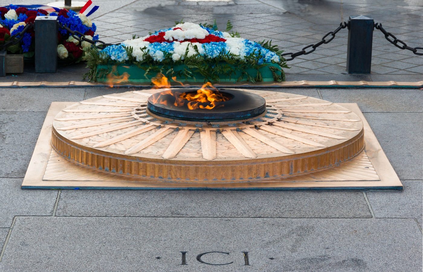 La flamme du Soldat inconnu sous l'arc de triomphe