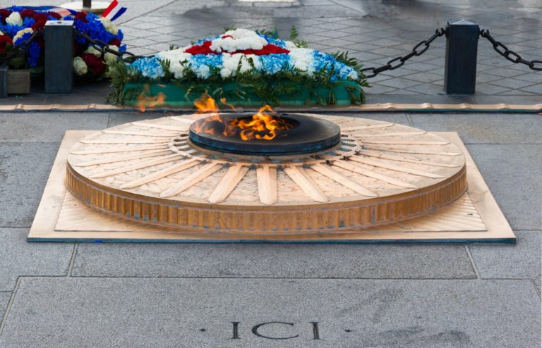 La flamme du Soldat inconnu sous l'arc de triomphe