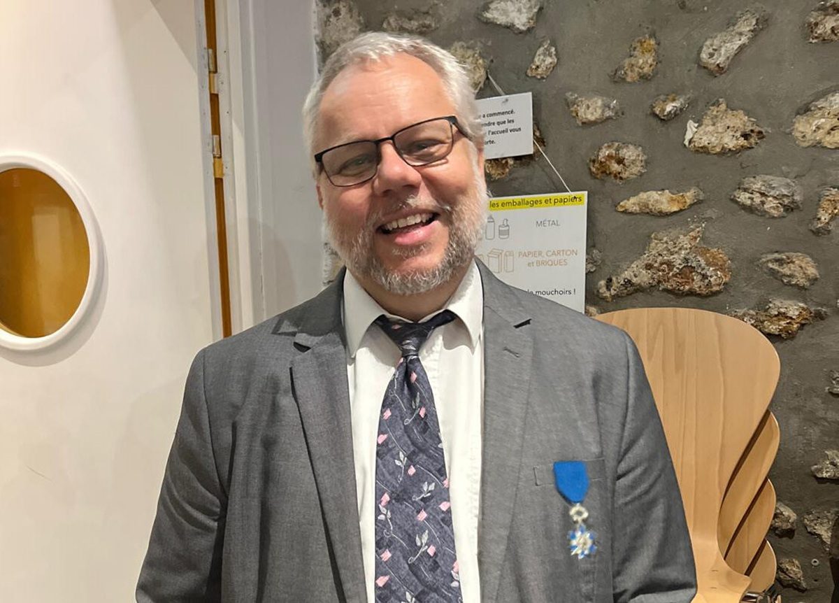 Vincent Miéville porte fièrement sa médaille sur sa veste et sourit