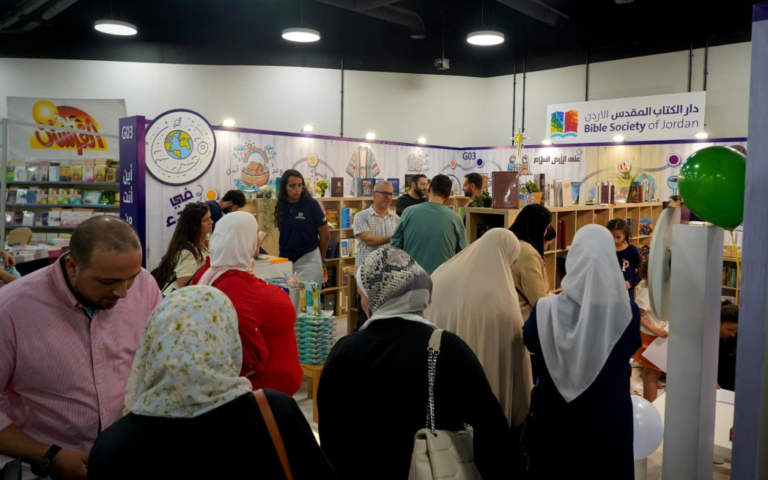 Des femmes et des hommes feuillettent des livres dans une librairie