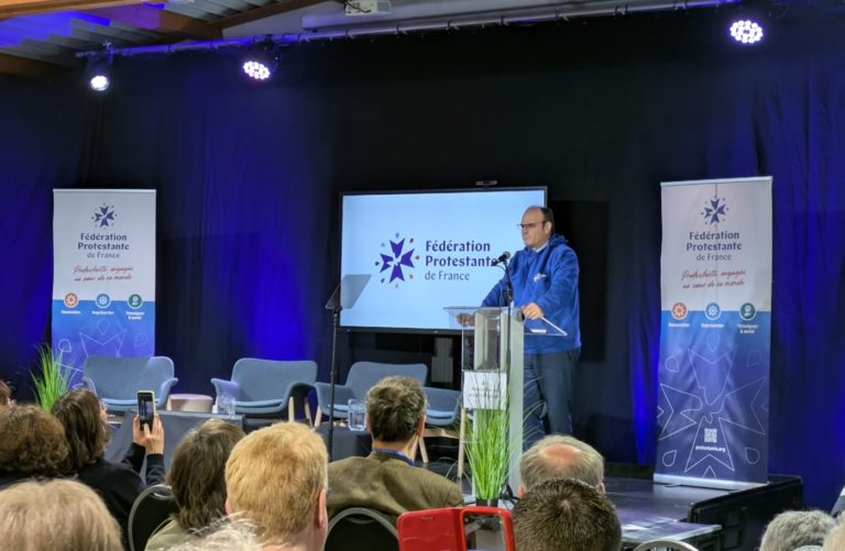 Christian Kriger, président de la FPF, sur scène, présente le nouveau logo de la FPF