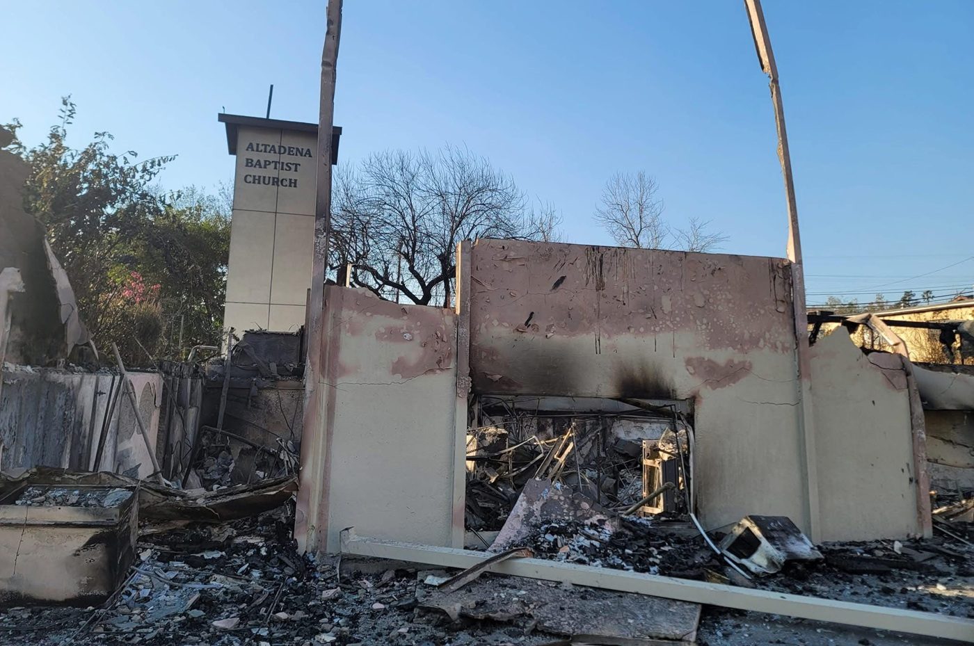 Quelques murs ont résisté aux flammes, mais l'essentiel du bâtiment de l'Eglise baptiste d'Altadena est réduit en cendres