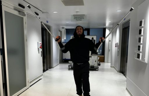 Gabriel Jesus debout dans un couloir d'un hôpital lève ses béquilles pour rassurer ses supporters